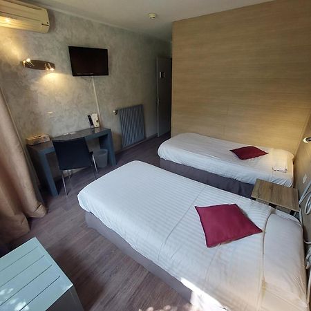 Logis Hotels - Le Pont Bernet - Hotel 2 Etoiles Et Restaurant Le Pian-Médoc Eksteriør billede