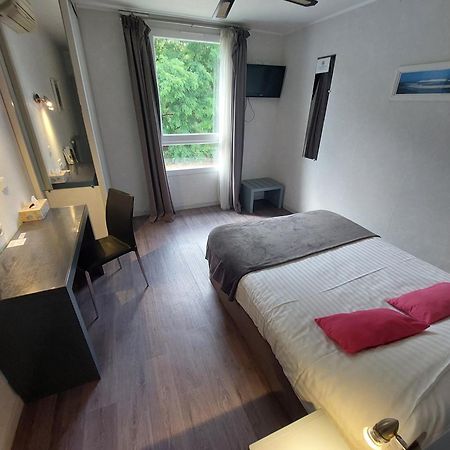 Logis Hotels - Le Pont Bernet - Hotel 2 Etoiles Et Restaurant Le Pian-Médoc Eksteriør billede
