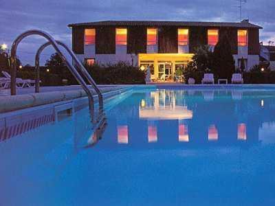 Logis Hotels - Le Pont Bernet - Hotel 2 Etoiles Et Restaurant Le Pian-Médoc Eksteriør billede