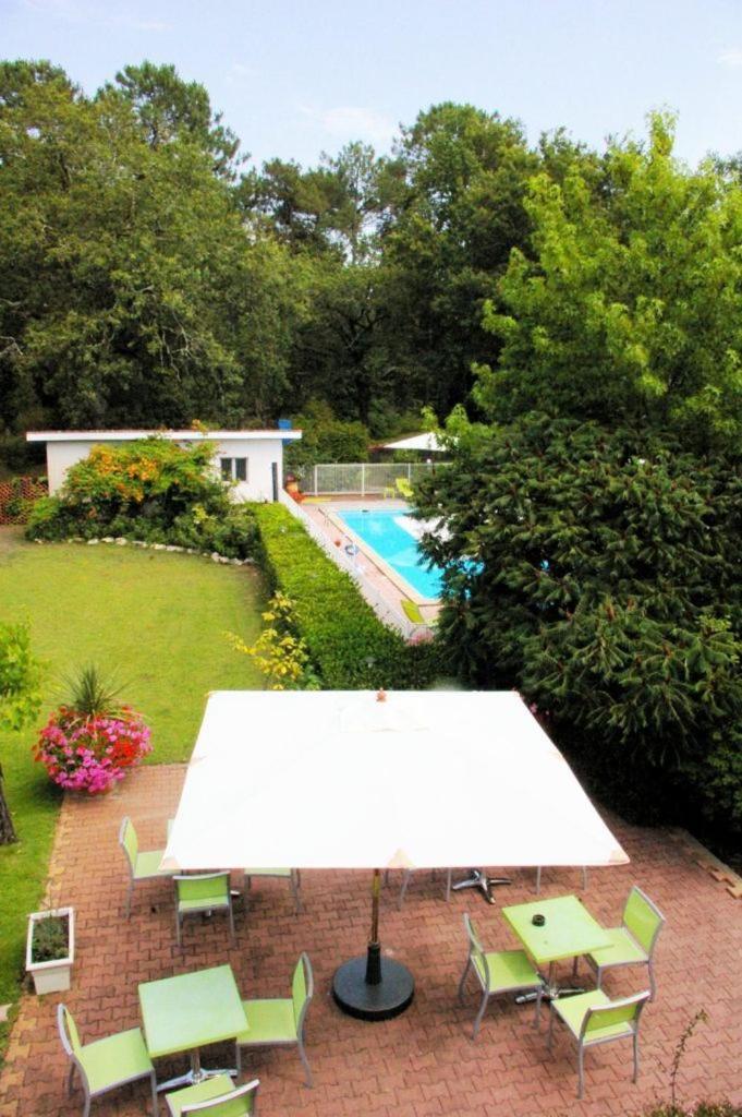 Logis Hotels - Le Pont Bernet - Hotel 2 Etoiles Et Restaurant Le Pian-Médoc Eksteriør billede