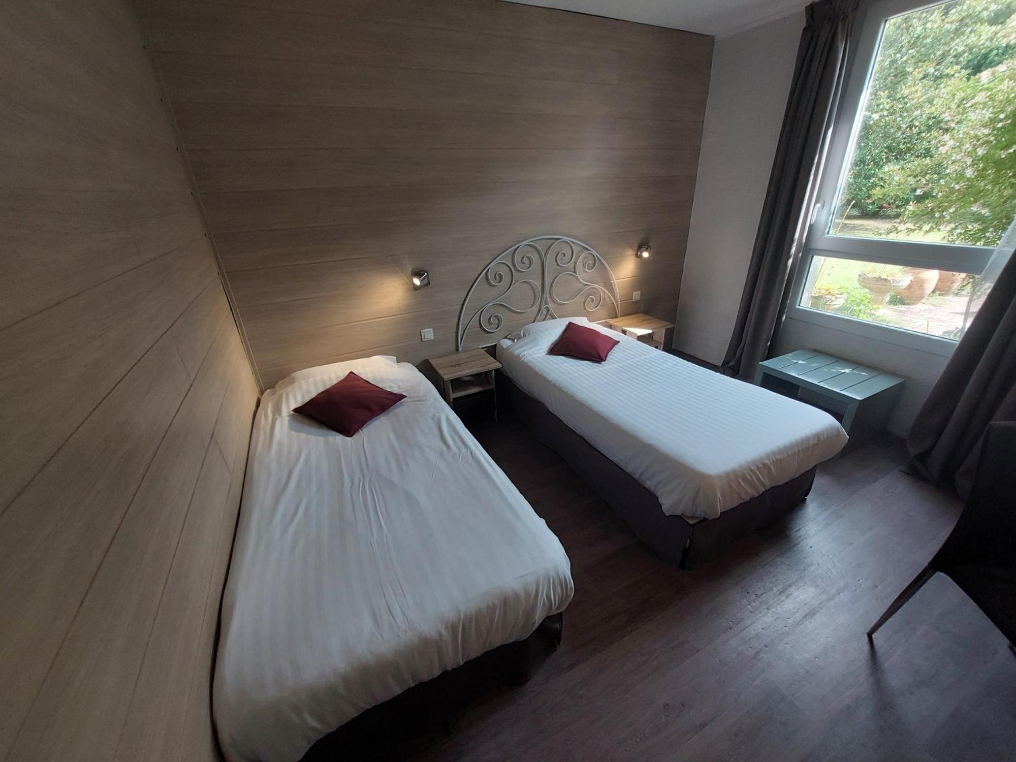 Logis Hotels - Le Pont Bernet - Hotel 2 Etoiles Et Restaurant Le Pian-Médoc Eksteriør billede