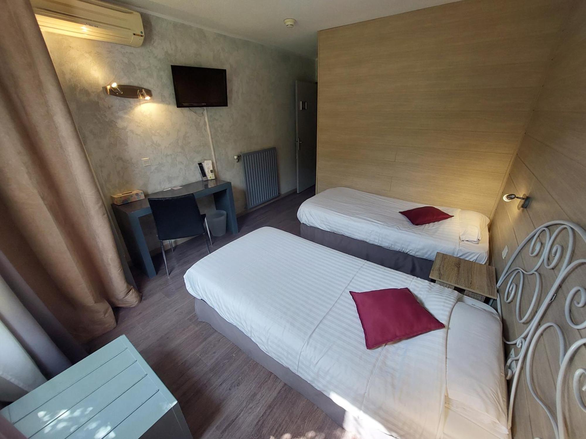 Logis Hotels - Le Pont Bernet - Hotel 2 Etoiles Et Restaurant Le Pian-Médoc Eksteriør billede