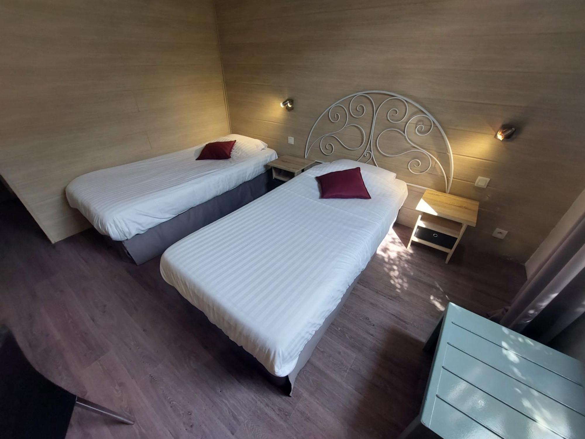 Logis Hotels - Le Pont Bernet - Hotel 2 Etoiles Et Restaurant Le Pian-Médoc Eksteriør billede