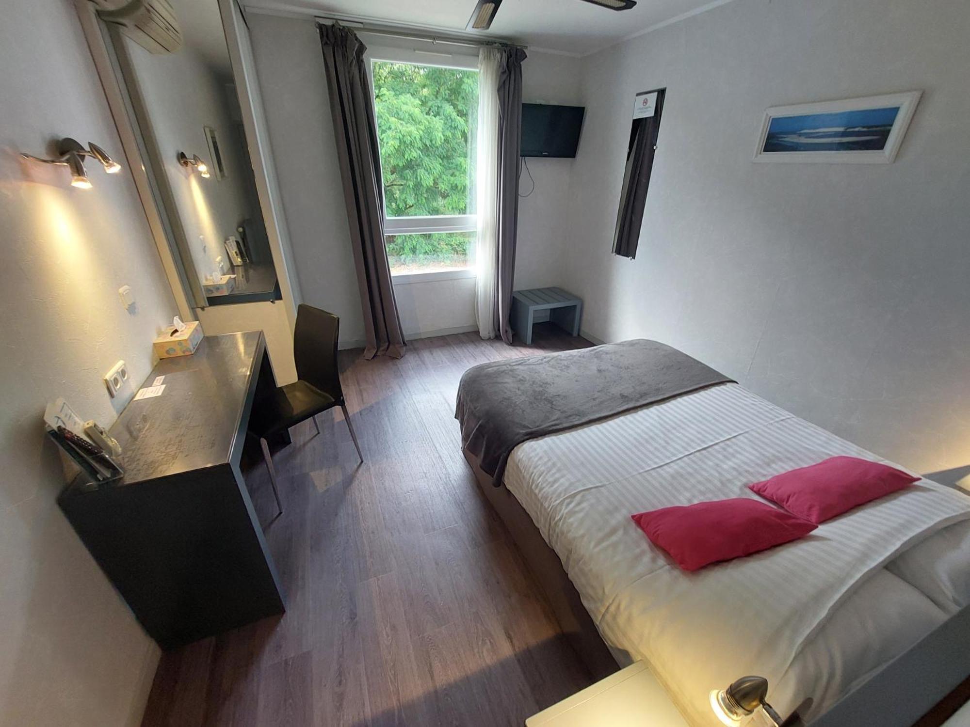 Logis Hotels - Le Pont Bernet - Hotel 2 Etoiles Et Restaurant Le Pian-Médoc Eksteriør billede