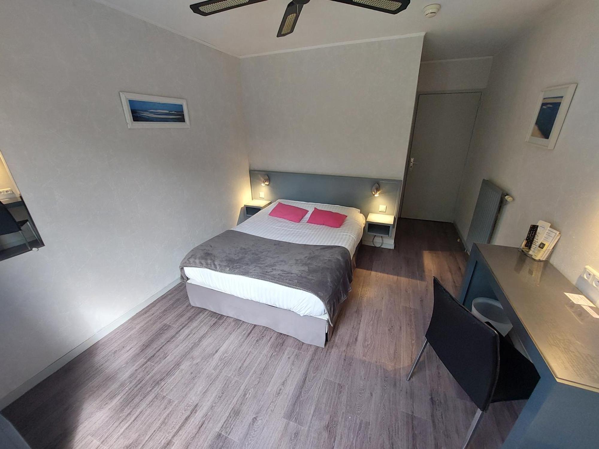 Logis Hotels - Le Pont Bernet - Hotel 2 Etoiles Et Restaurant Le Pian-Médoc Eksteriør billede