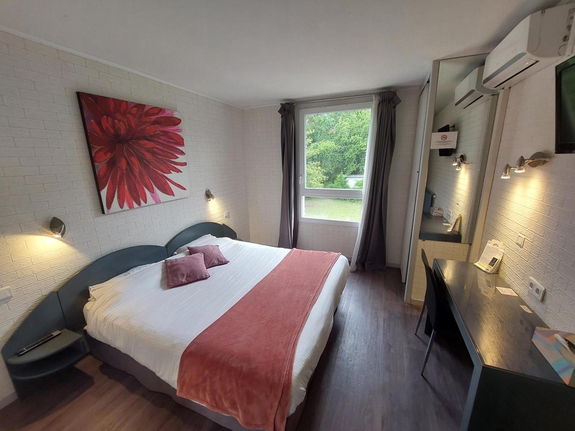 Logis Hotels - Le Pont Bernet - Hotel 2 Etoiles Et Restaurant Le Pian-Médoc Eksteriør billede