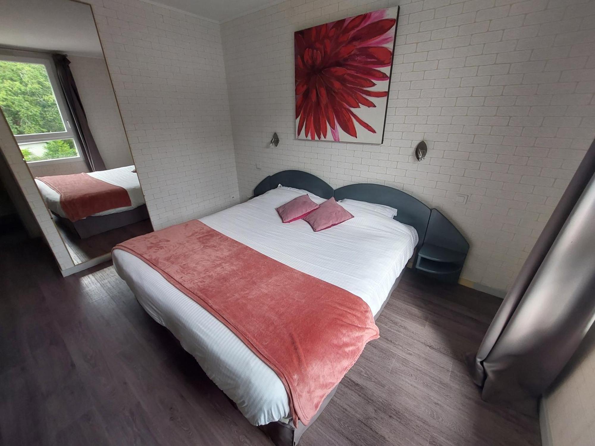 Logis Hotels - Le Pont Bernet - Hotel 2 Etoiles Et Restaurant Le Pian-Médoc Eksteriør billede