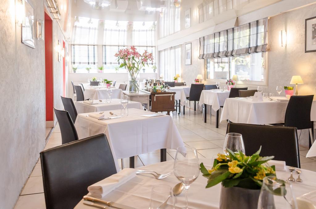 Logis Hotels - Le Pont Bernet - Hotel 2 Etoiles Et Restaurant Le Pian-Médoc Eksteriør billede
