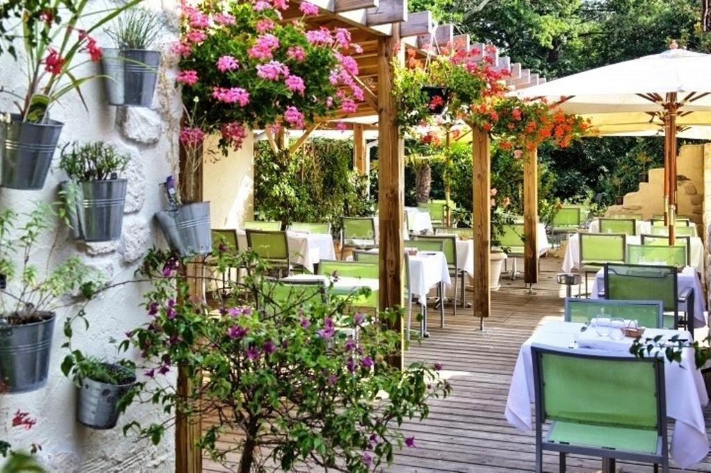 Logis Hotels - Le Pont Bernet - Hotel 2 Etoiles Et Restaurant Le Pian-Médoc Eksteriør billede
