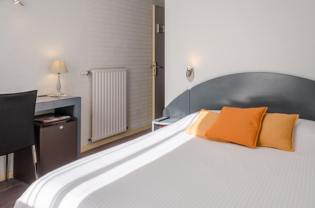 Logis Hotels - Le Pont Bernet - Hotel 2 Etoiles Et Restaurant Le Pian-Médoc Værelse billede