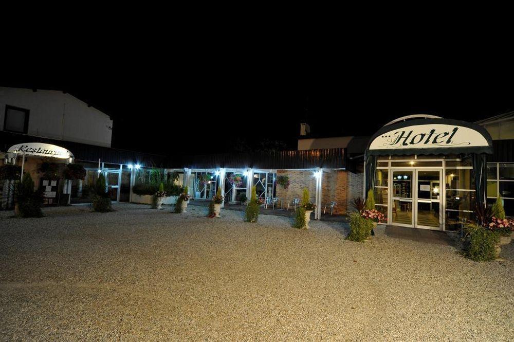 Logis Hotels - Le Pont Bernet - Hotel 2 Etoiles Et Restaurant Le Pian-Médoc Eksteriør billede